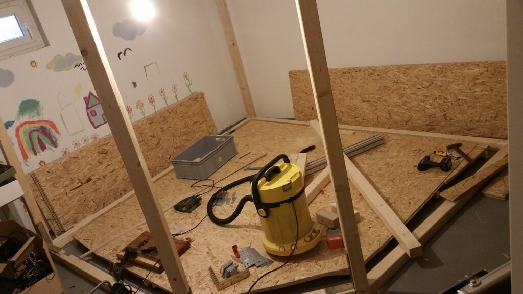 Der Rahmen steht fast komplett. Die oberen Querbalken fehlen noch.