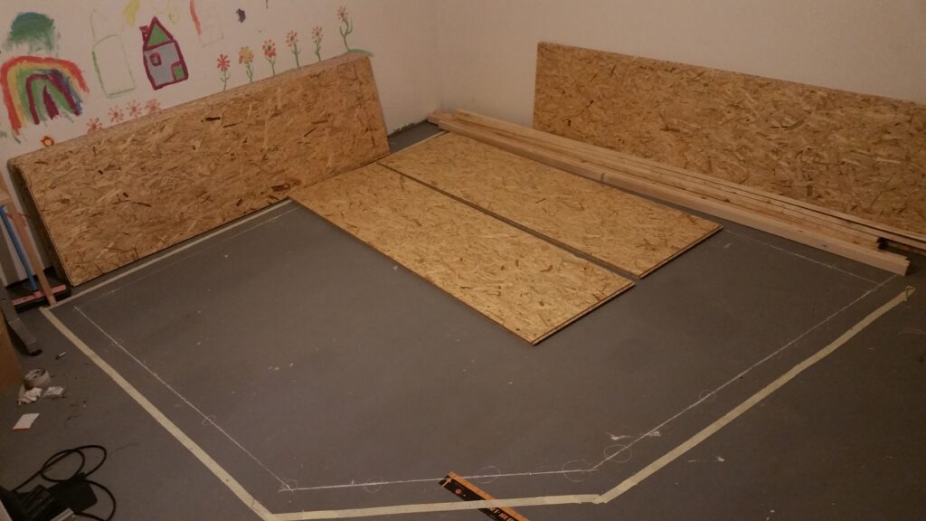 Grundriss im Keller vermessen. Die OSB-Platten liegen bereit.